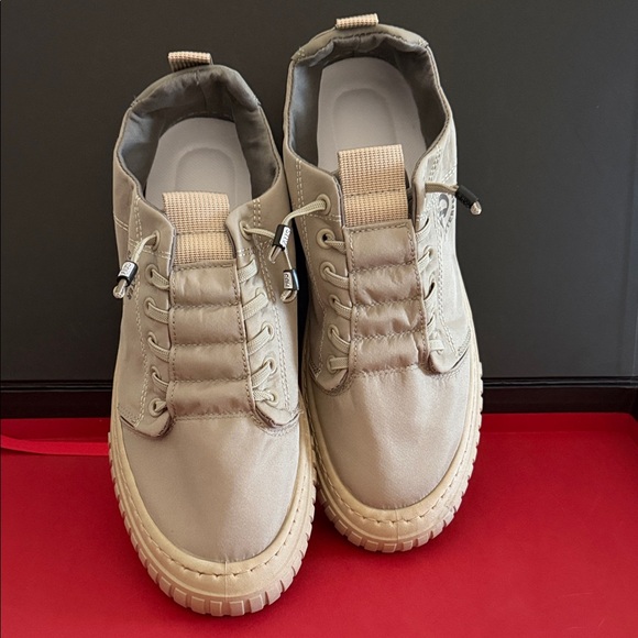 NWOB Stylish Light Olive Green Sneakers - Picture 2 of 5